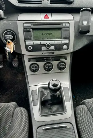 Volkswagen Passat view 3