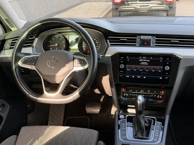 Volkswagen Passat view 19