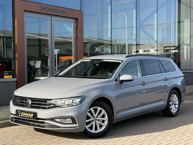 Volkswagen Passat view 3