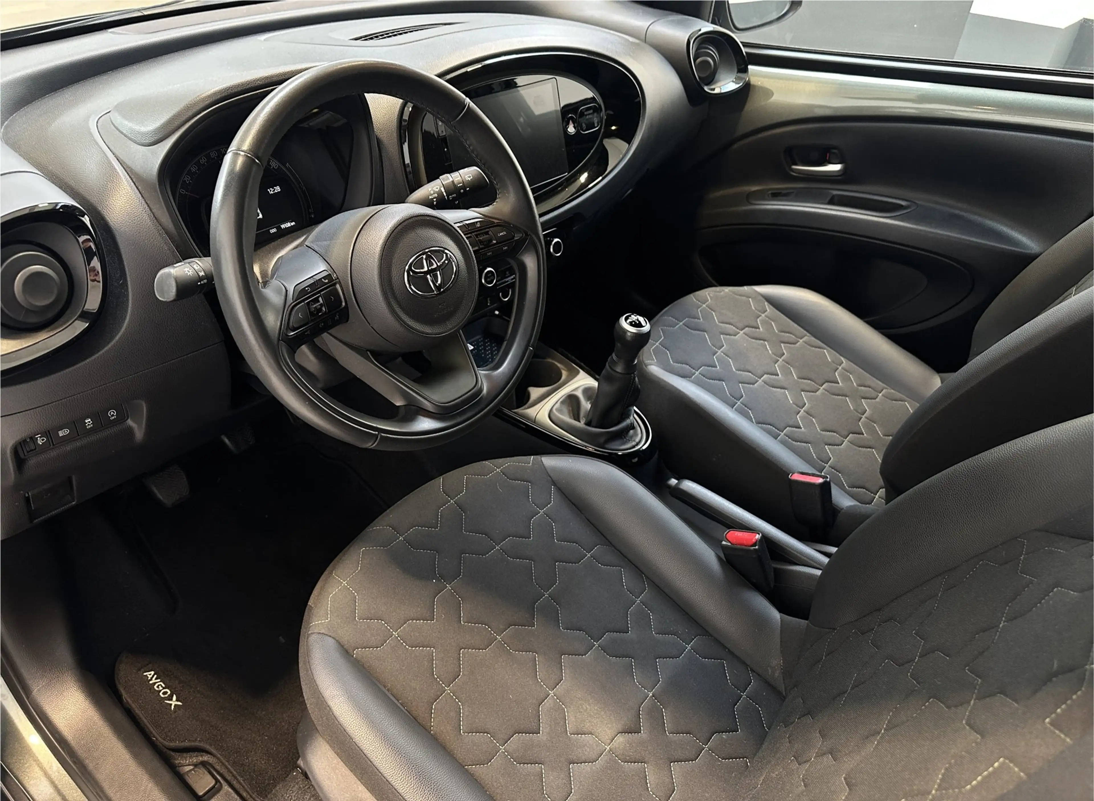Toyota Aygo X 1.0 VVT-i MT Envy | JBL | Apple Carplay/ Android A — photo 17