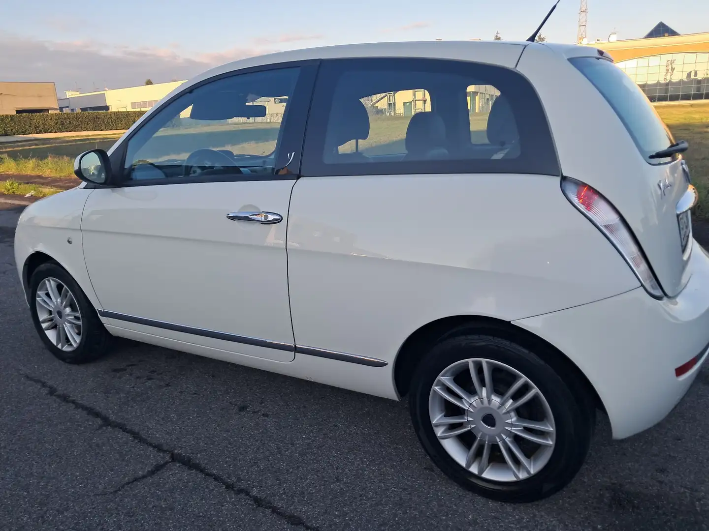 Lancia Ypsilon 1.2 8v Diva Weiß - 2