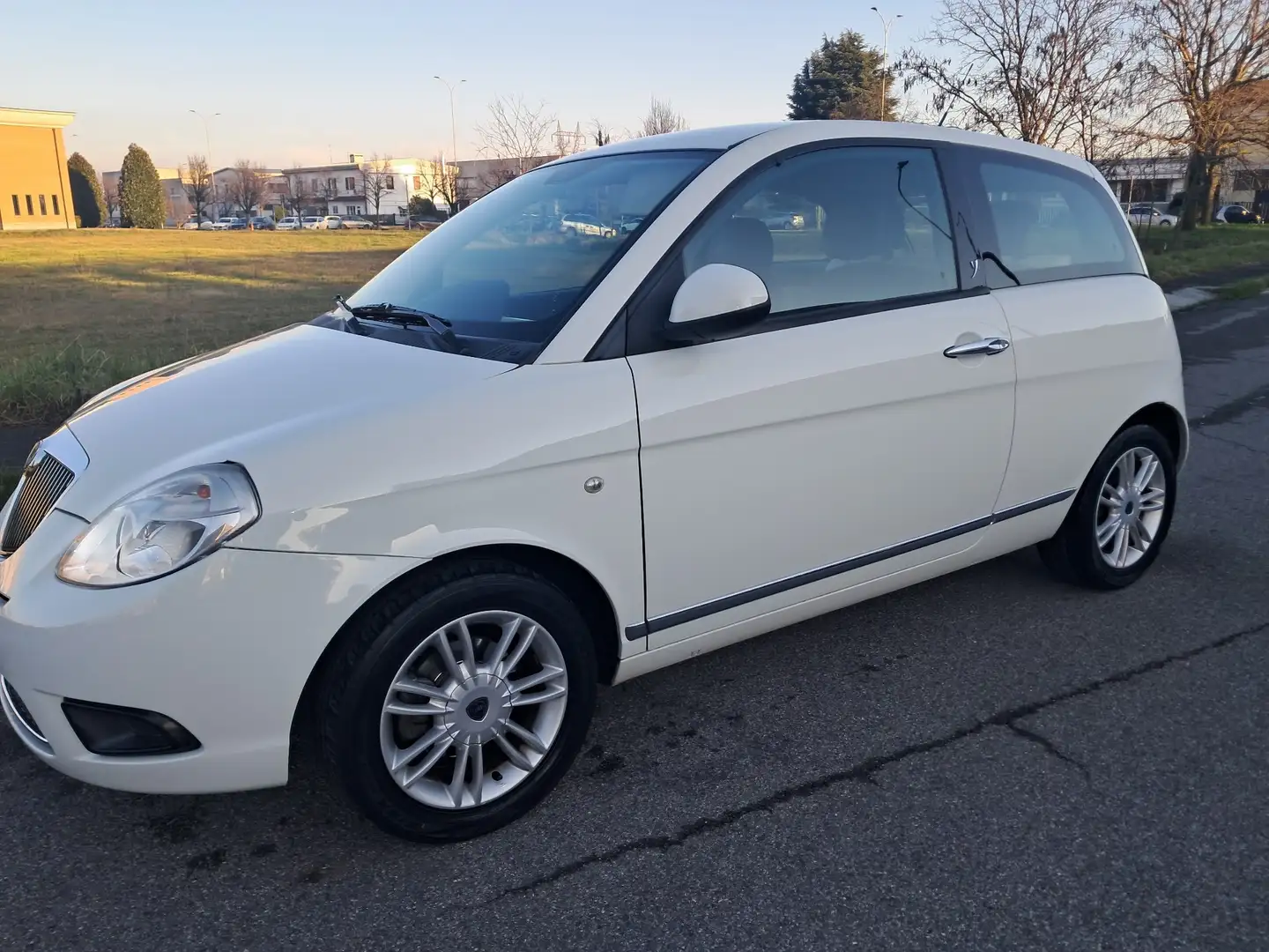 Lancia Ypsilon 1.2 8v Diva Weiß - 1