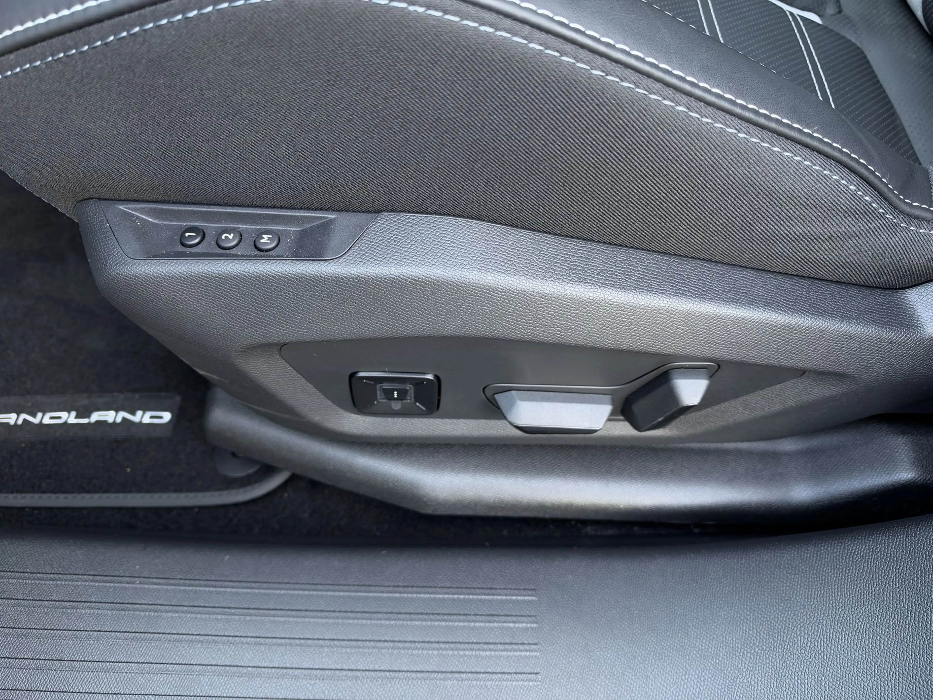 Opel Grandland GS 1.2T Hybrid *Navi*Leder*Pano* — photo 12