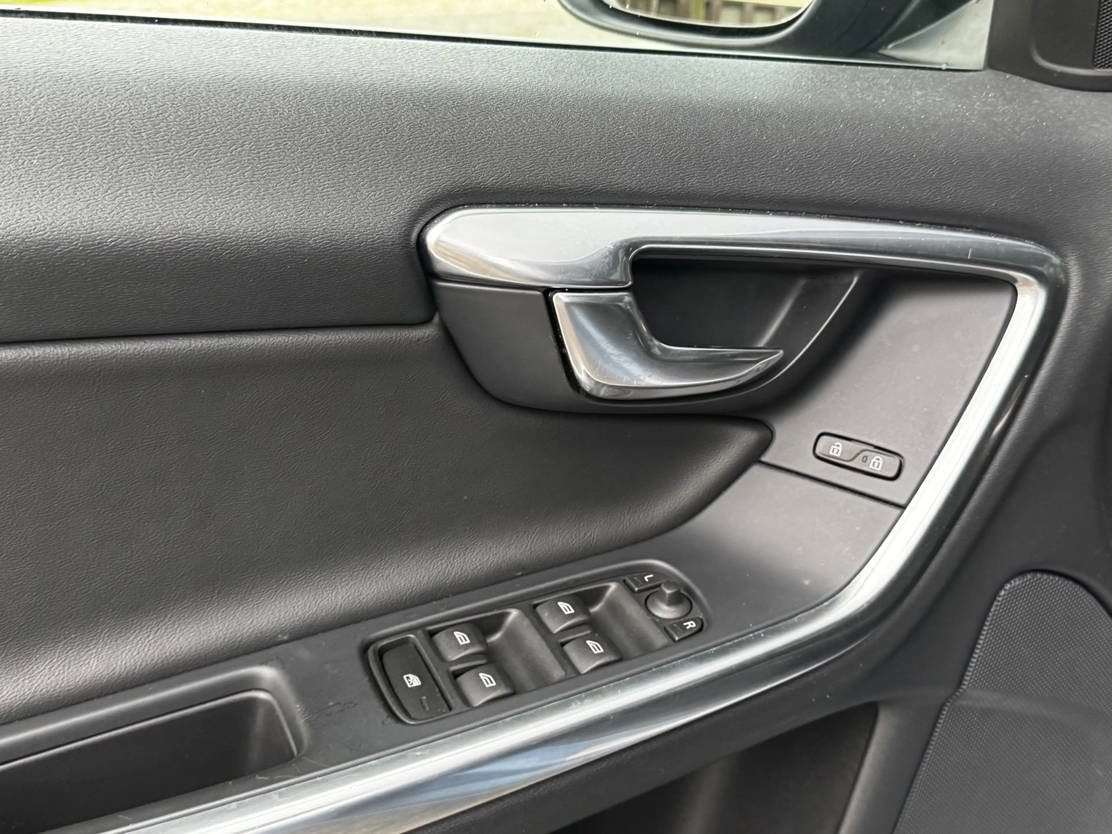Volvo S60 1.6 T3 R-Design — photo 26