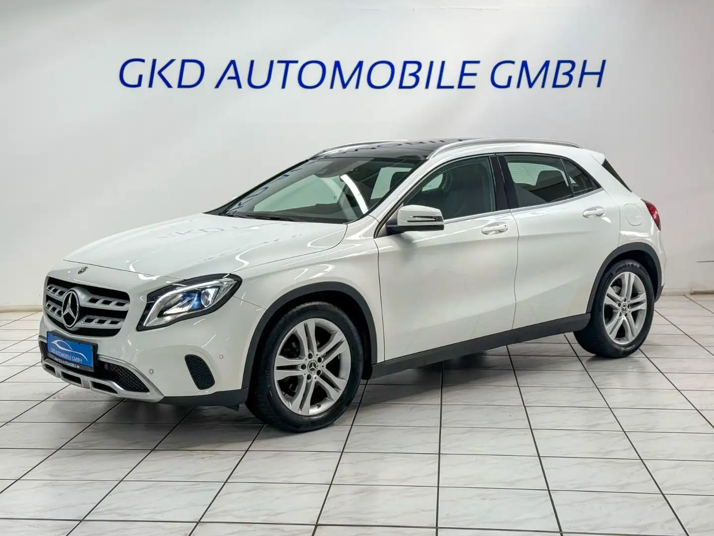 Mercedes-Benz GLA 200 Urban*Panorama*LED*PDC*Klima*Navi Белый - 1