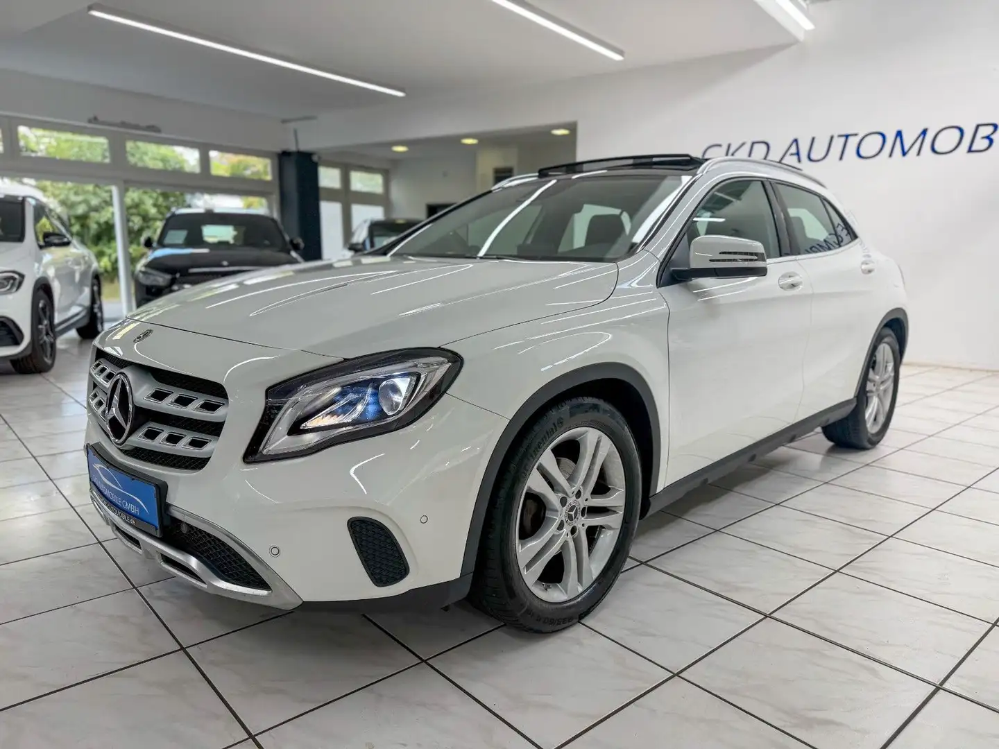 Mercedes-Benz GLA 200 Urban*Panorama*LED*PDC*Klima*Navi Белый - 2