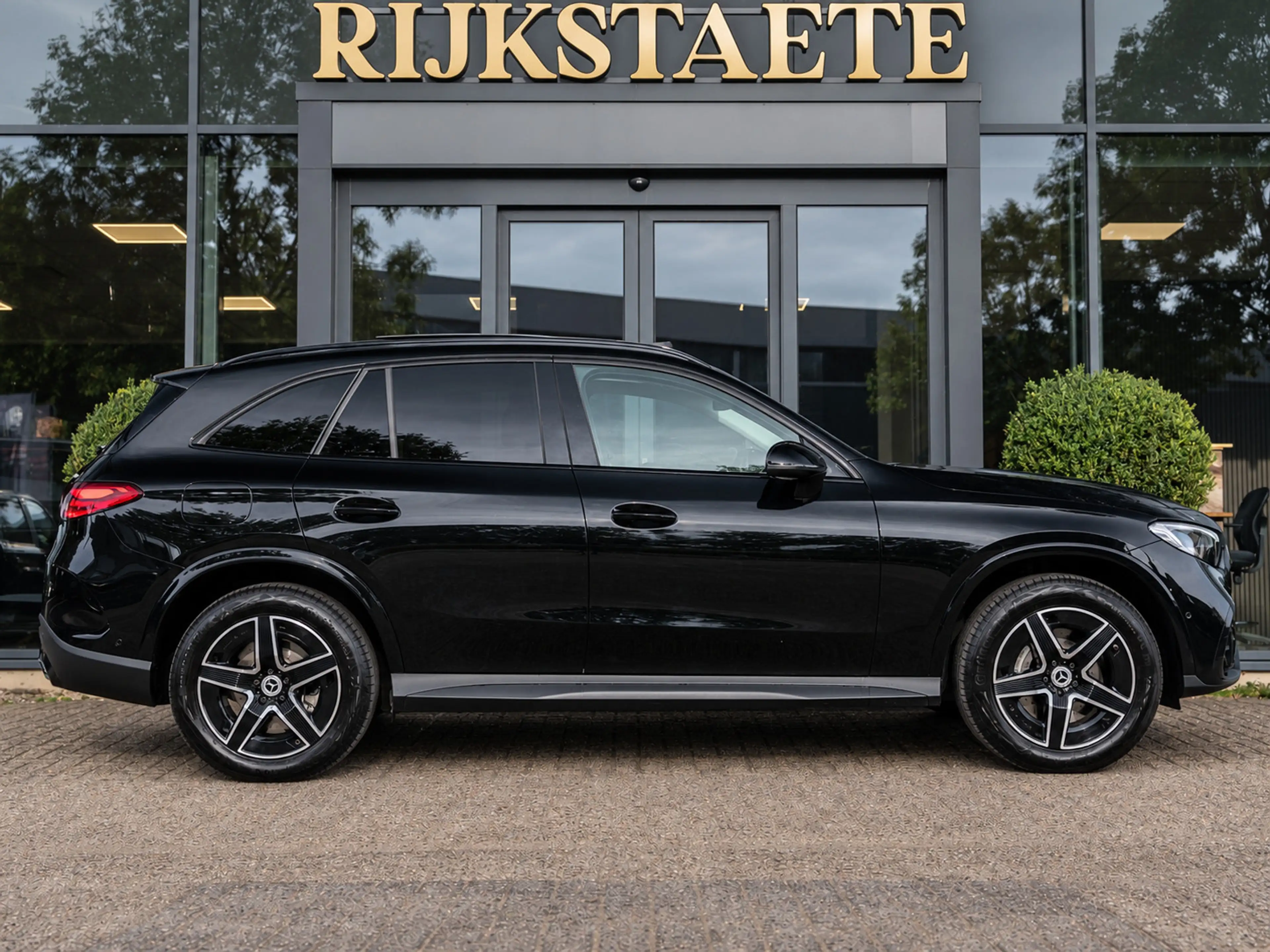 Mercedes-Benz GLC 300 300e 4MATIC AMG Line|PANO|BURMES|APP|ACC — photo 6