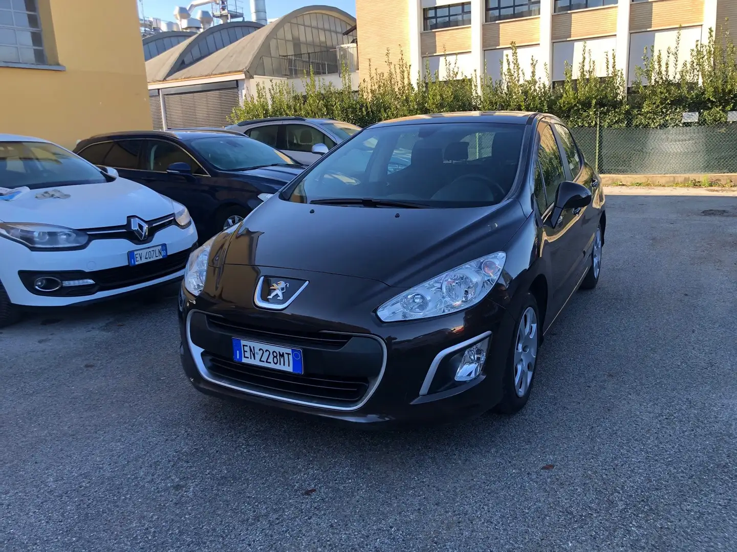 Peugeot 308 5p 1.6 e-hdi 8v Access s Marrón - 2