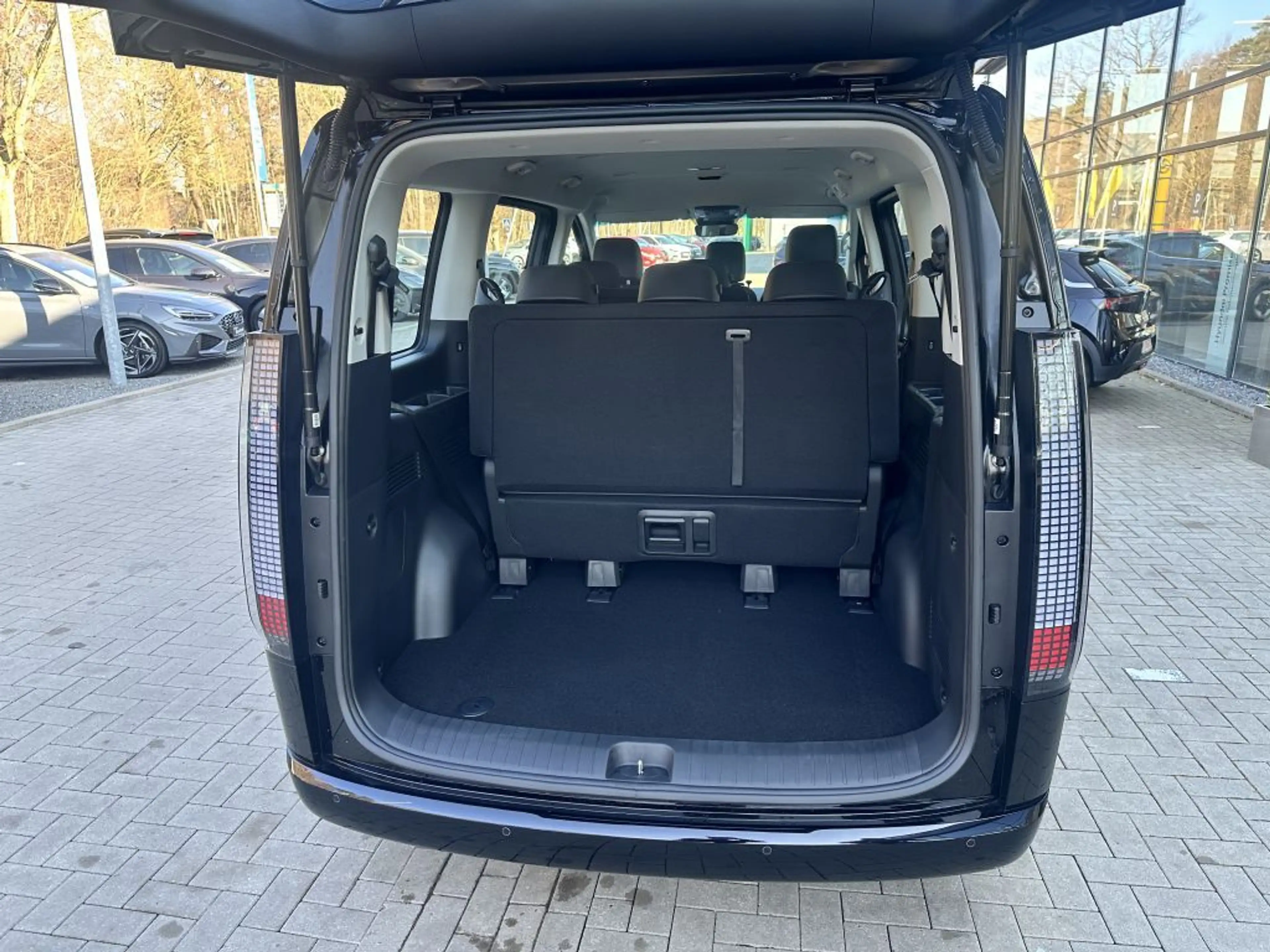 Hyundai STARIA 1.6 T-GDI HEV Trend +EASY-ACCESS+SHUTTLE+ — photo 7