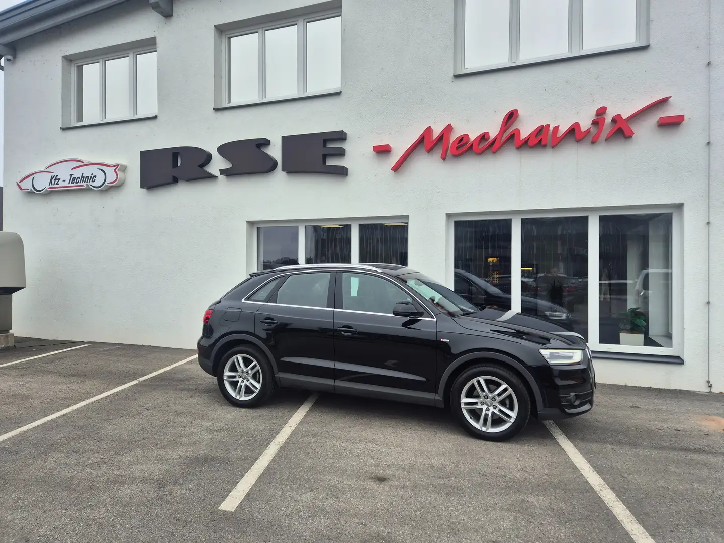 Audi Q3 2.0 TDI quattro,S-Line,Xenon,AHK,PDC Schwarz - 1