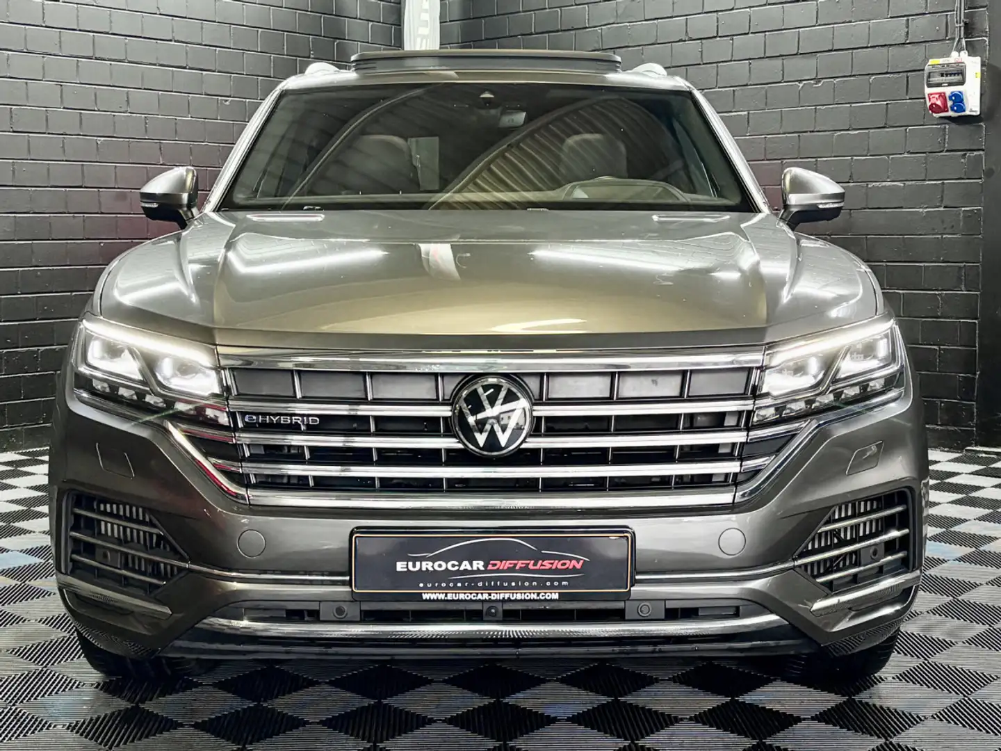 Volkswagen Touareg 3.0 TSi V6 eHybrid 4MOTION Elegance  381 CV Gris - 2