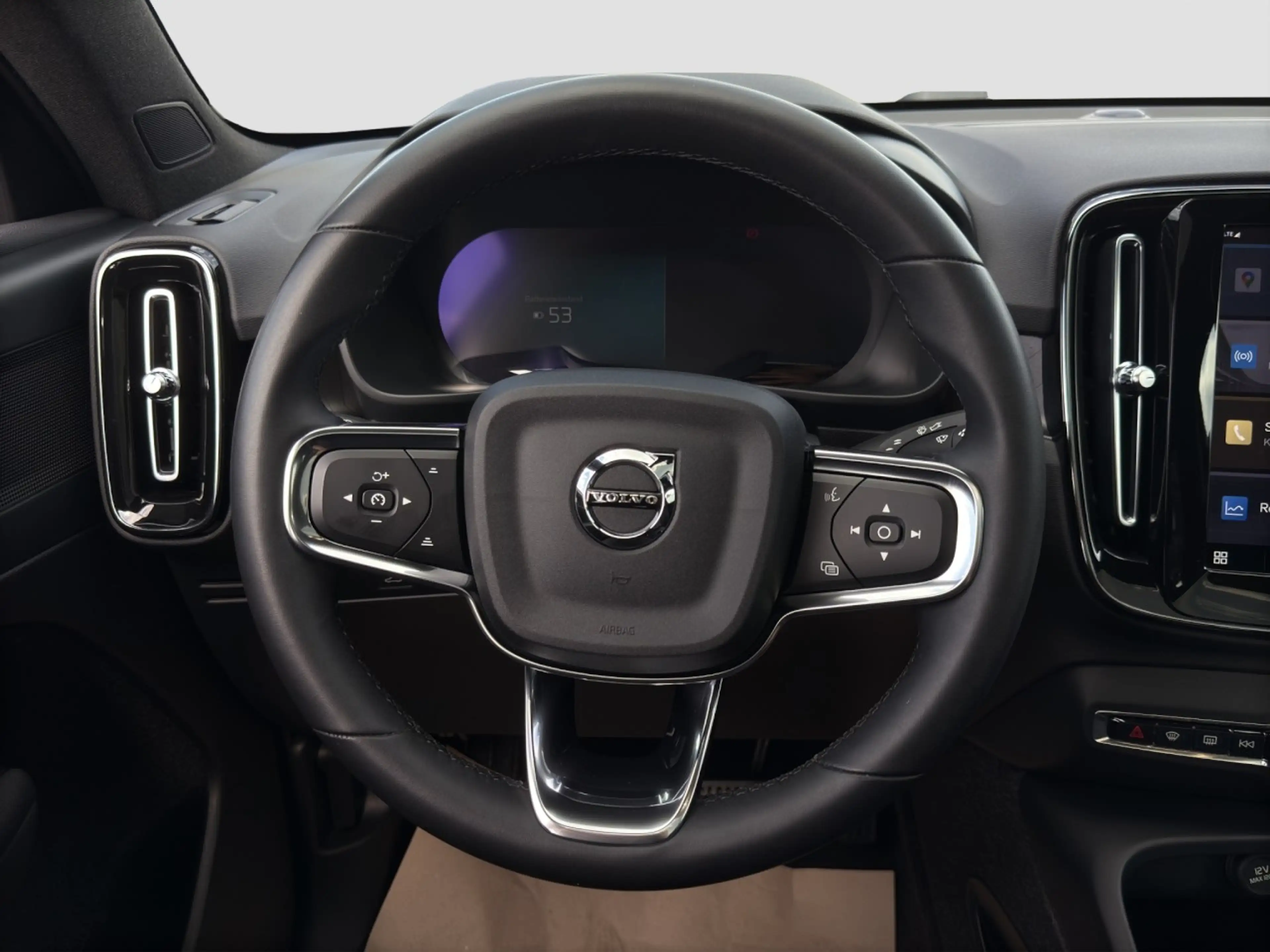 Volvo C40 Twin Pure Electric AWD Plus/Pano/SHZ/LHZ/20Z — photo 7