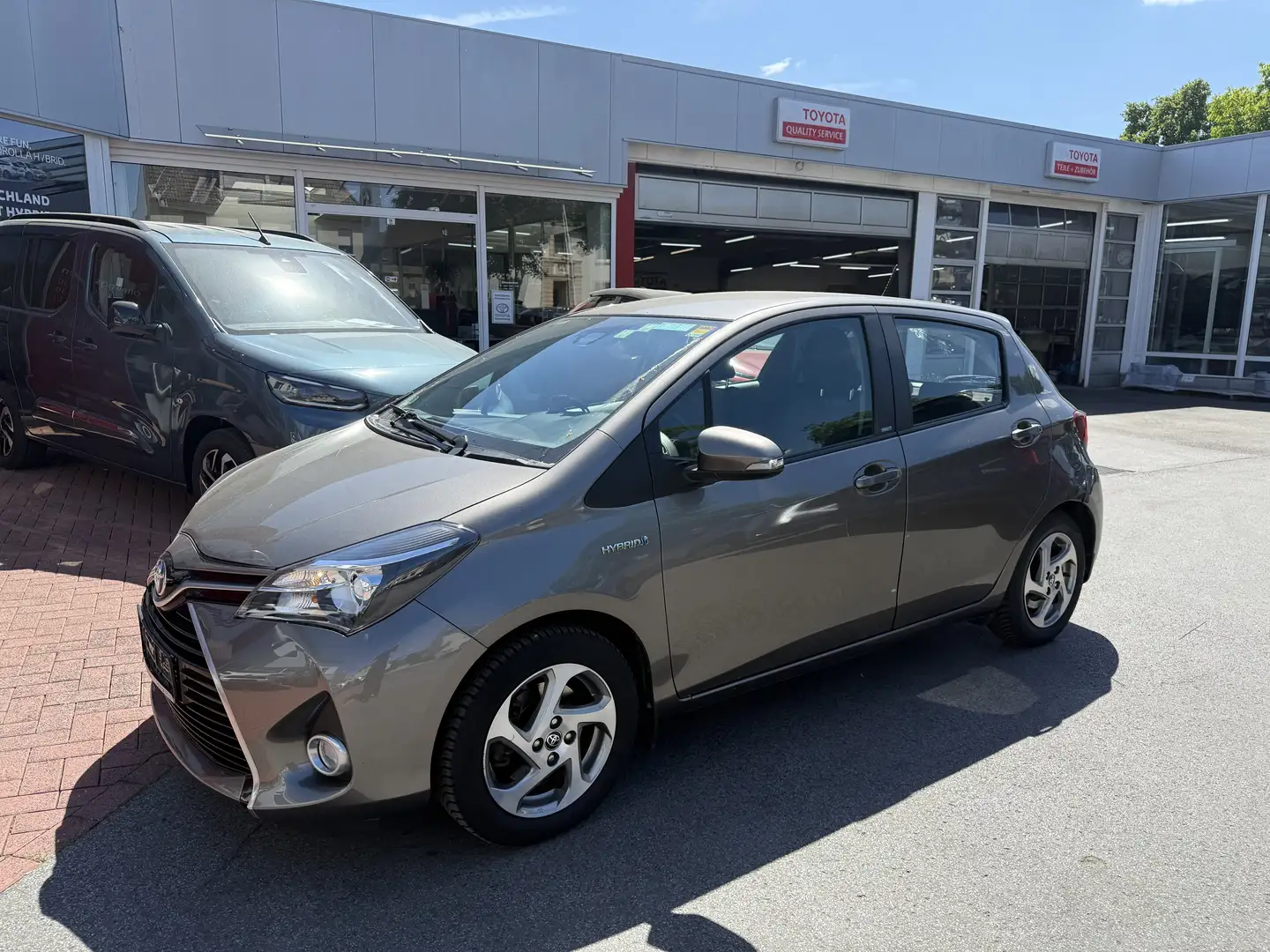 Toyota Yaris Edition-S Hybrid Gris - 2