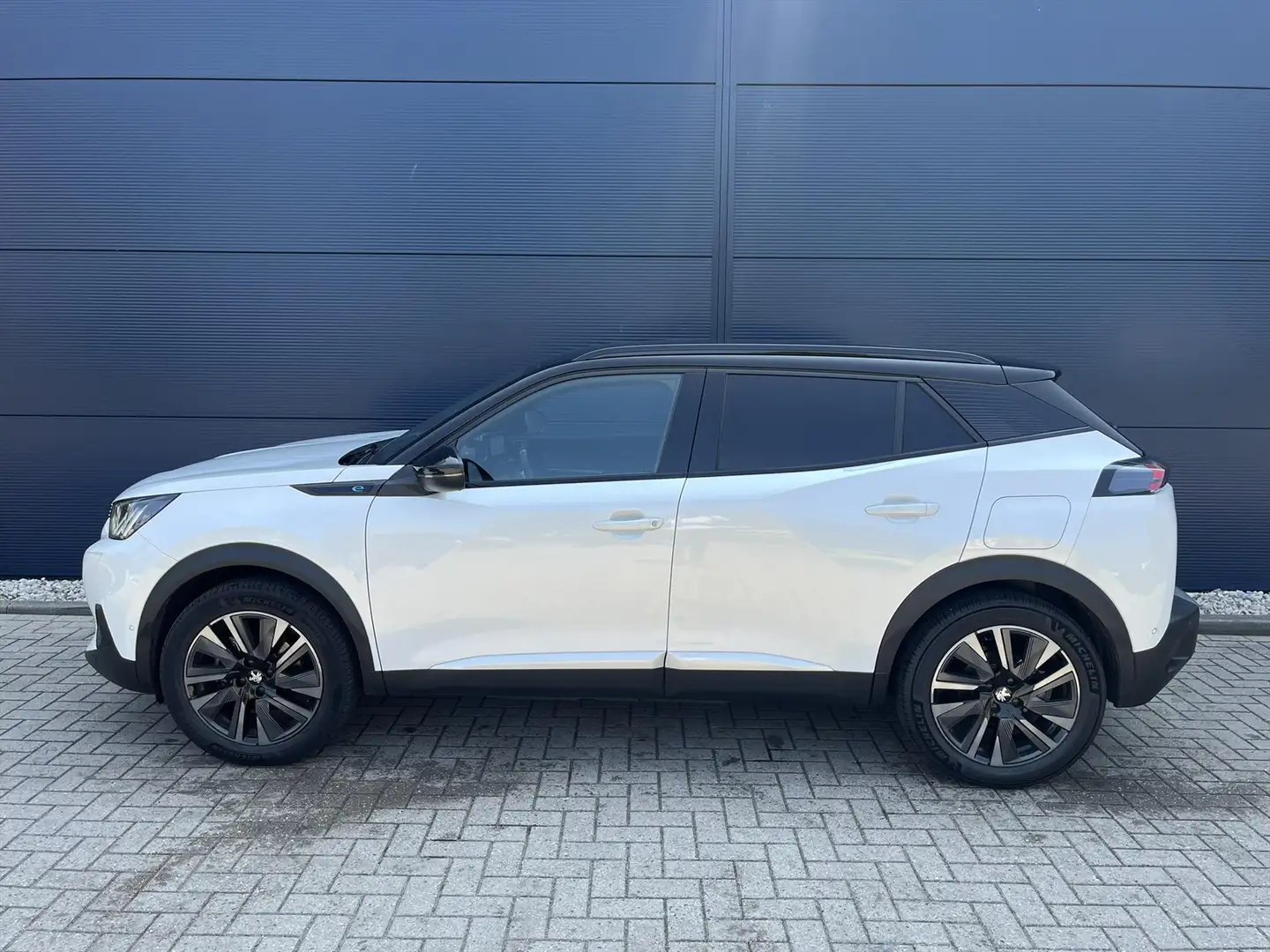 Peugeot e-2008 EV 50kWh 136pk GT Pack | Navigatie | Climate contr Wit - 2