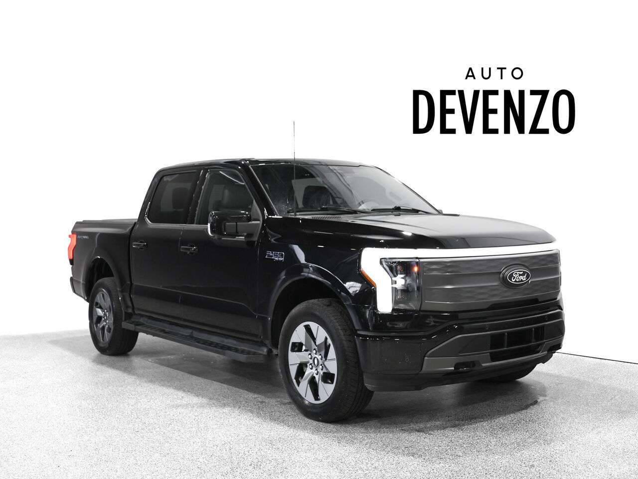2025 Ford F-150 Lightning LARIAT 4WD SuperCrew 5.5' Box
