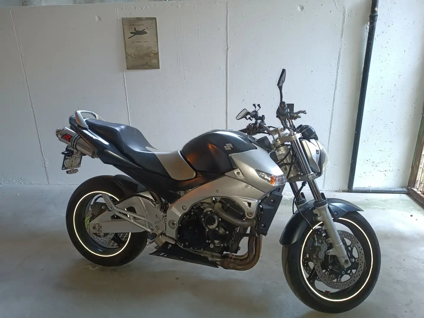 Suzuki GSR 600 Grigio - 2