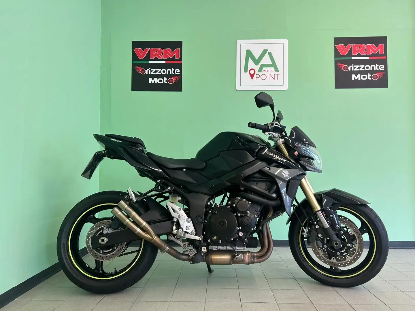Suzuki GSR 750 Negro - 2