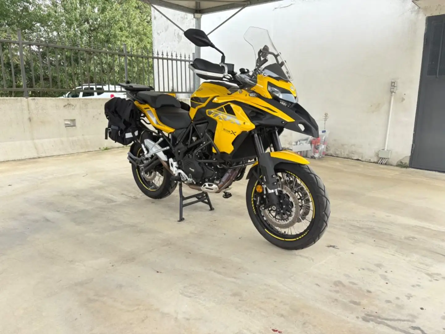 Benelli TRK 502 X SET VALIGE LATERALI E BAULETTO GIVI TREK Giallo - 2