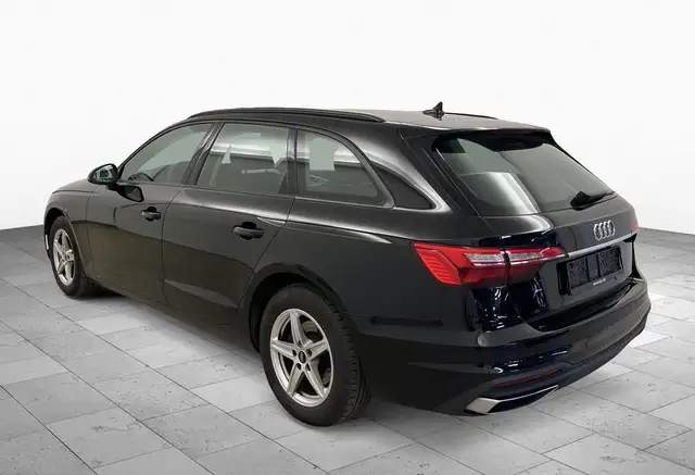 Audi A4 view 4