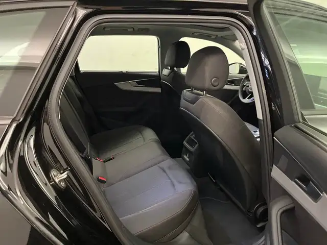 Audi A4 view 14