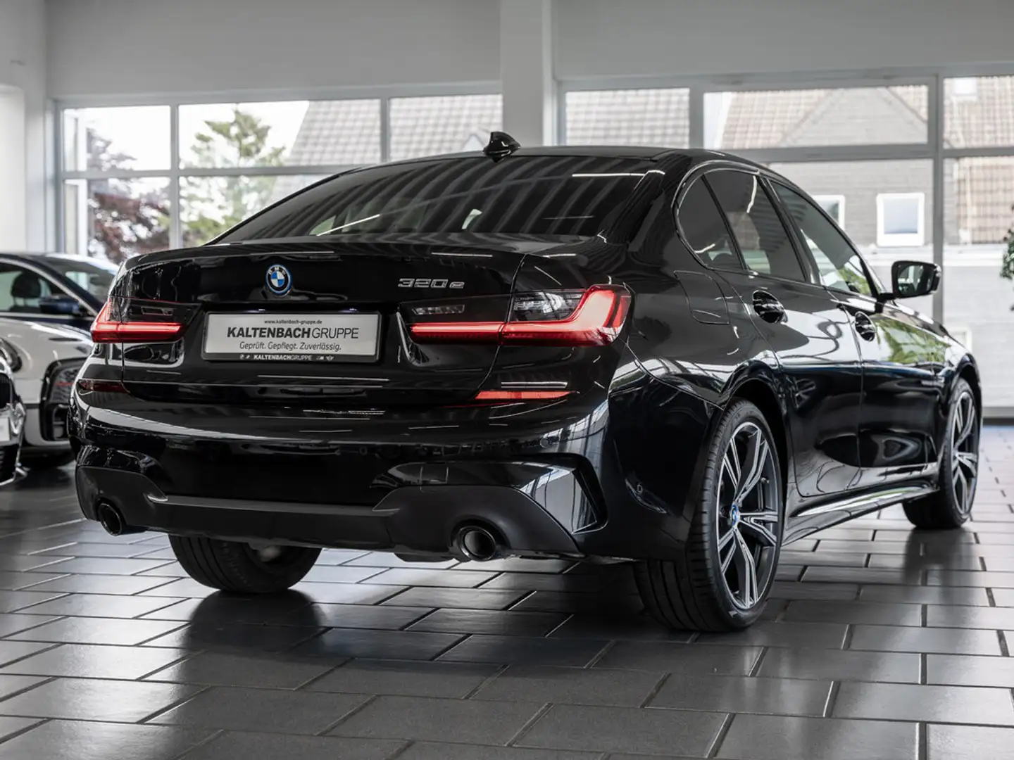 BMW 320 e M-Sportpaket LED W-LAN NAVI SHZ PDC Schwarz - 2