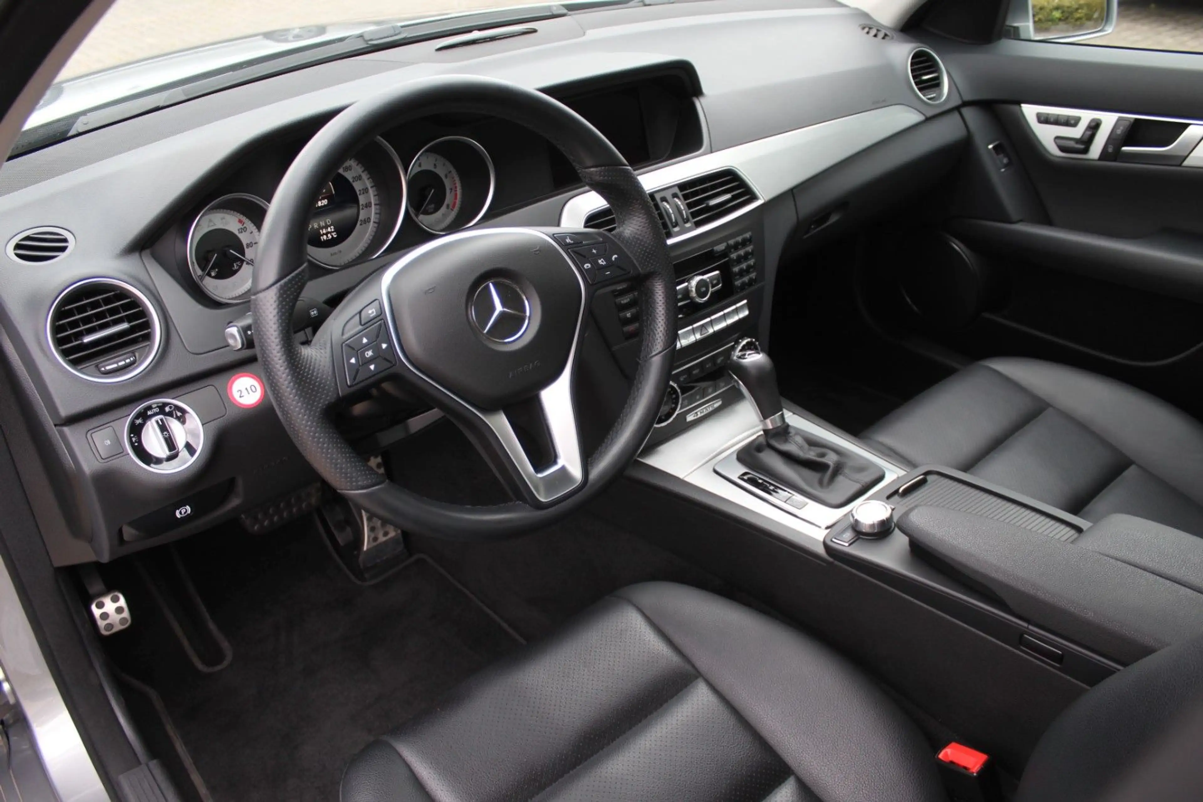 Mercedes-Benz C 350 CGI Limousine 4Matic Automatik — photo 10
