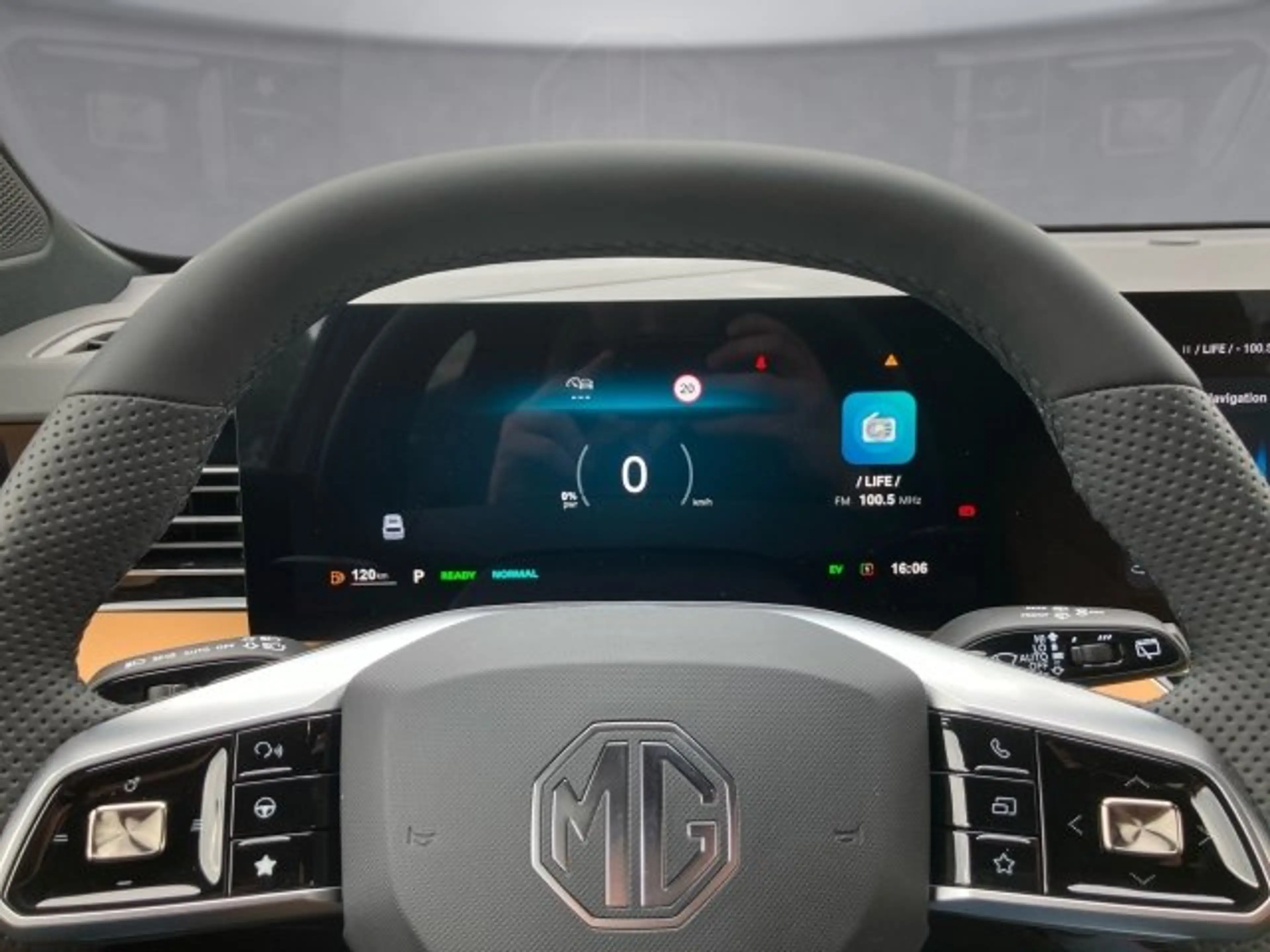 MG HS PHEV+ Luxury 25.5 — photo 7