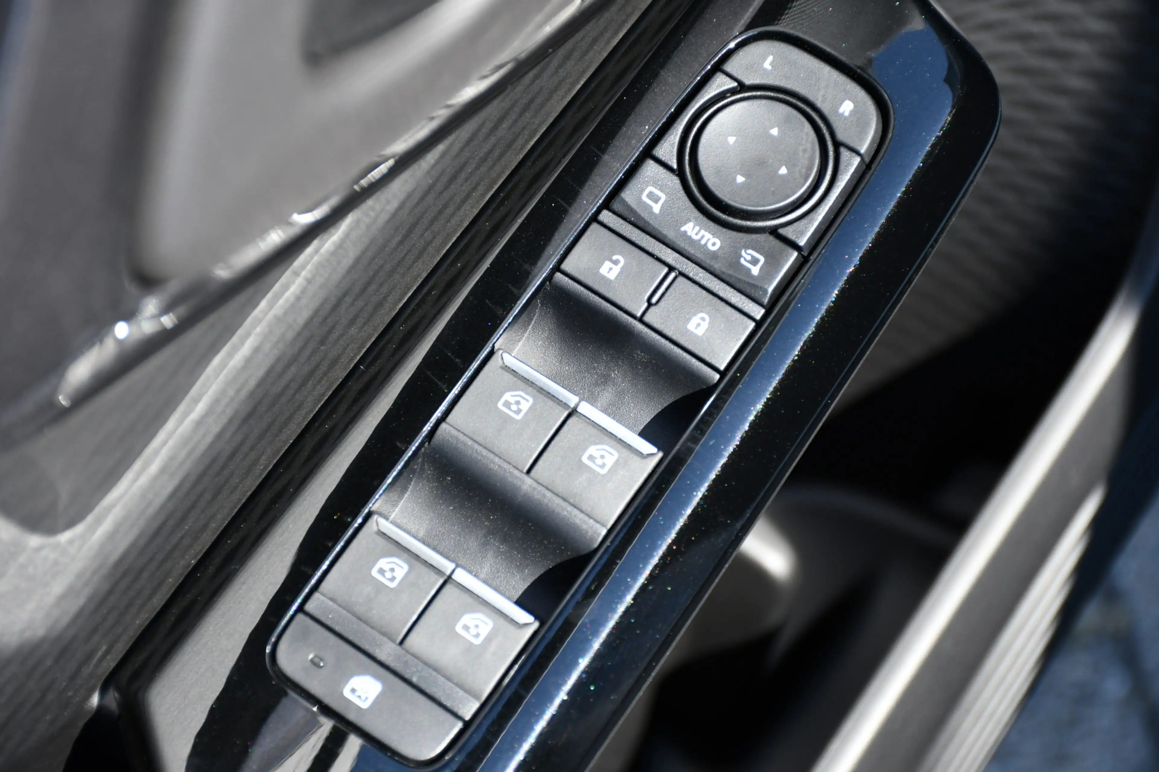 Toyota Urban Cruiser Dynamic 61 kWh Automaat 175pk | Nieuw | Direct uit — photo 14