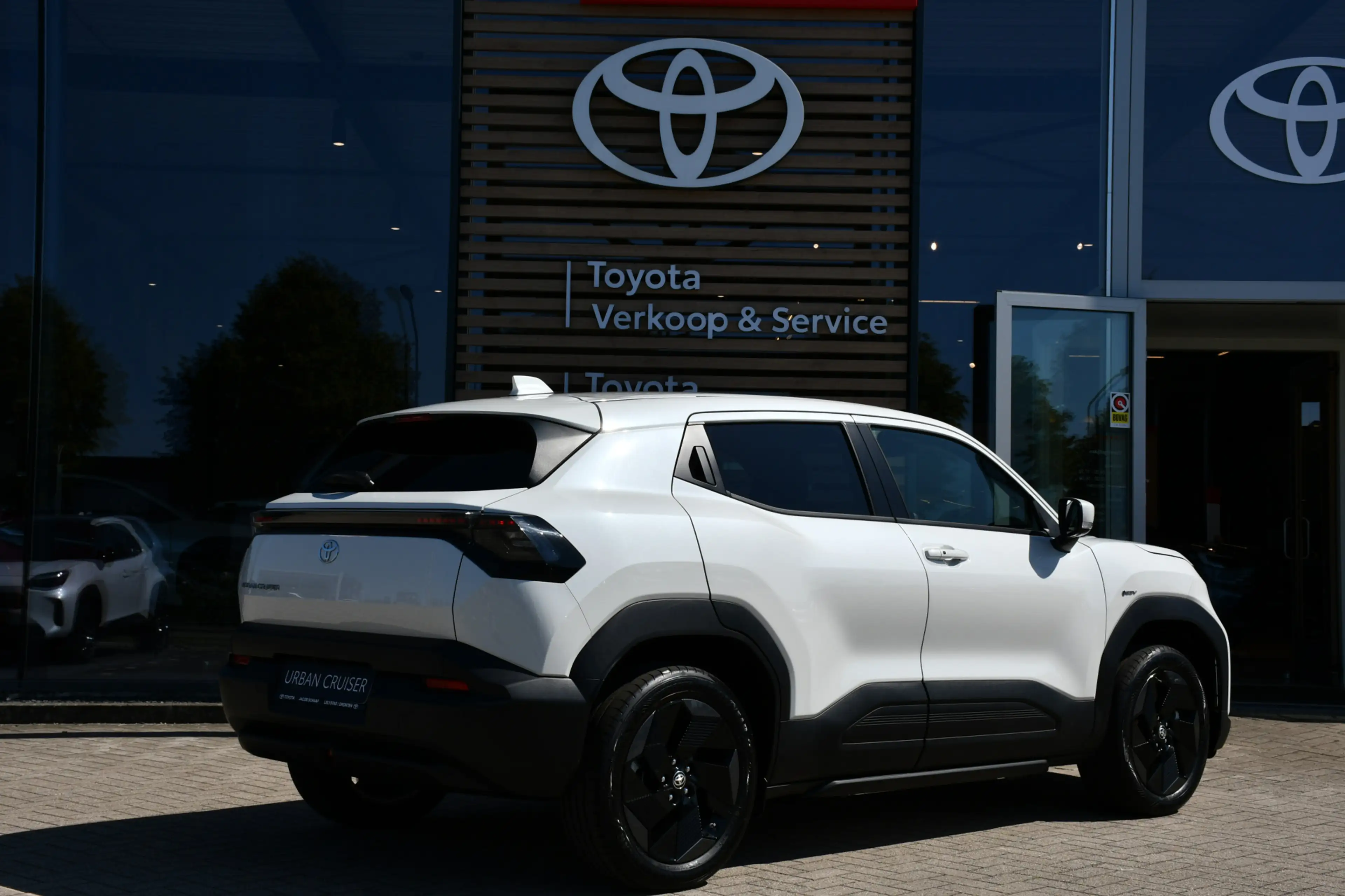 Toyota Urban Cruiser Dynamic 61 kWh Automaat 175pk | Nieuw | Direct uit — photo 7