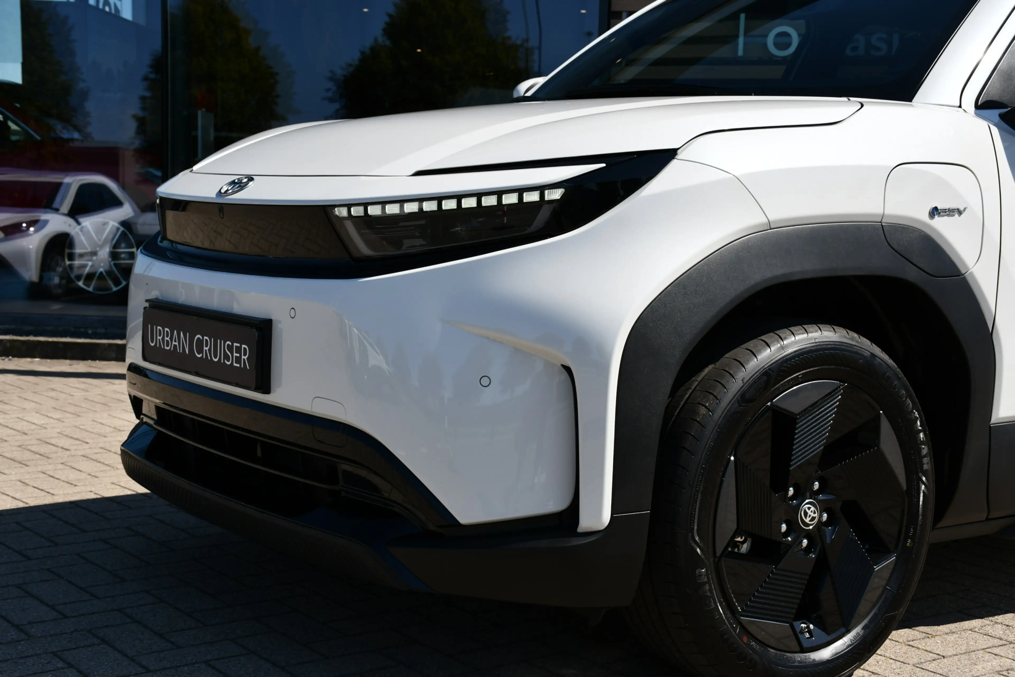Toyota Urban Cruiser Dynamic 61 kWh Automaat 175pk | Nieuw | Direct uit — photo 3