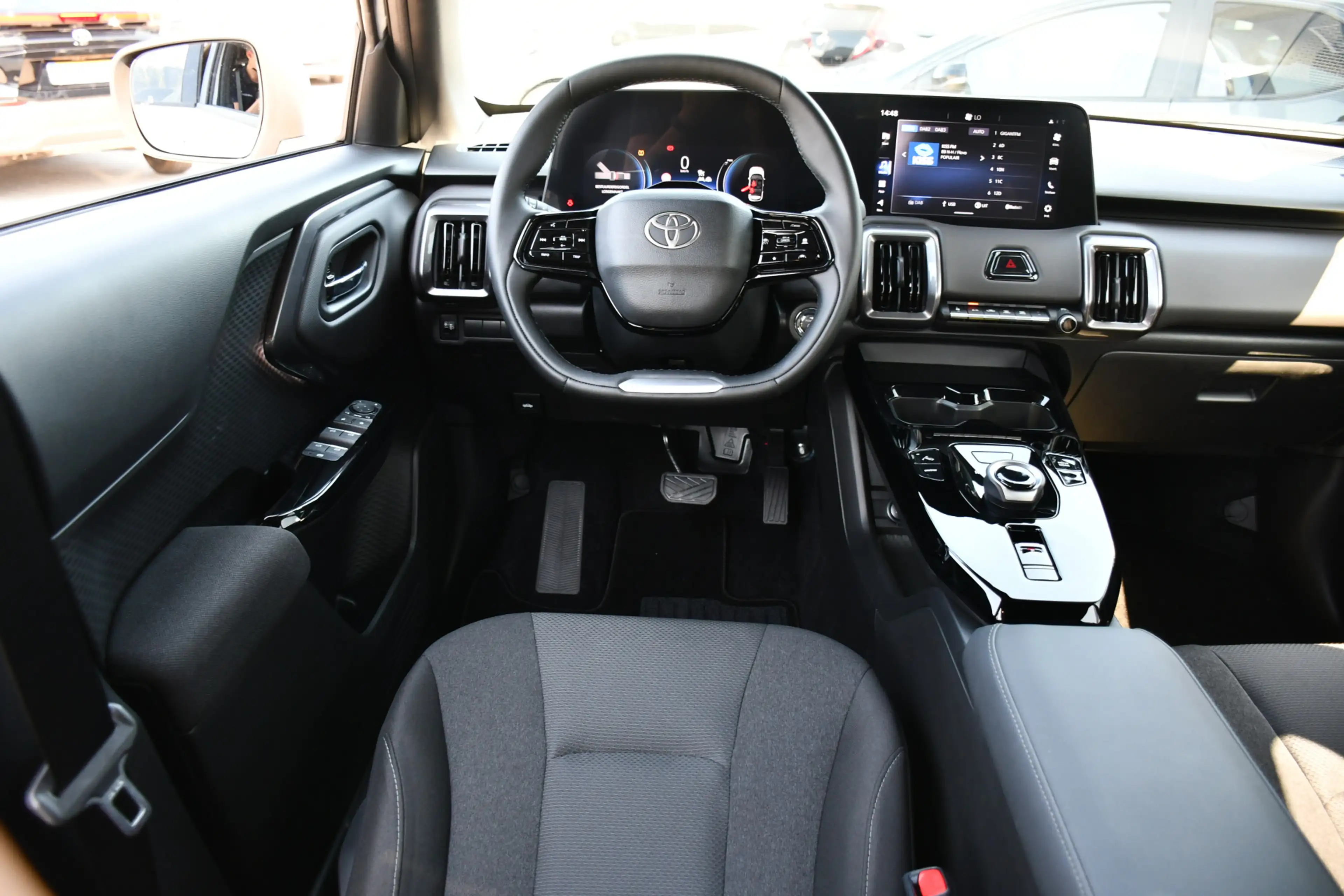 Toyota Urban Cruiser Dynamic 61 kWh Automaat 175pk | Nieuw | Direct uit — photo 2