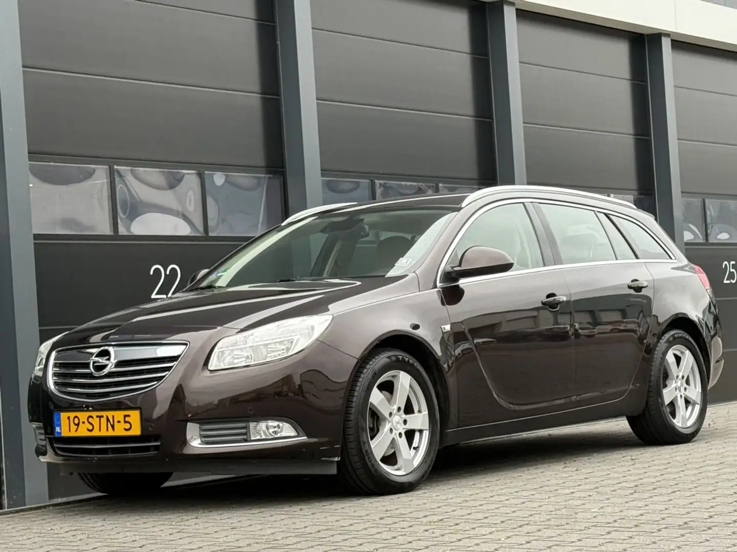 Opel Insignia SPORTS TOURER 1.4 Turbo Navi Clima Bruin - 1