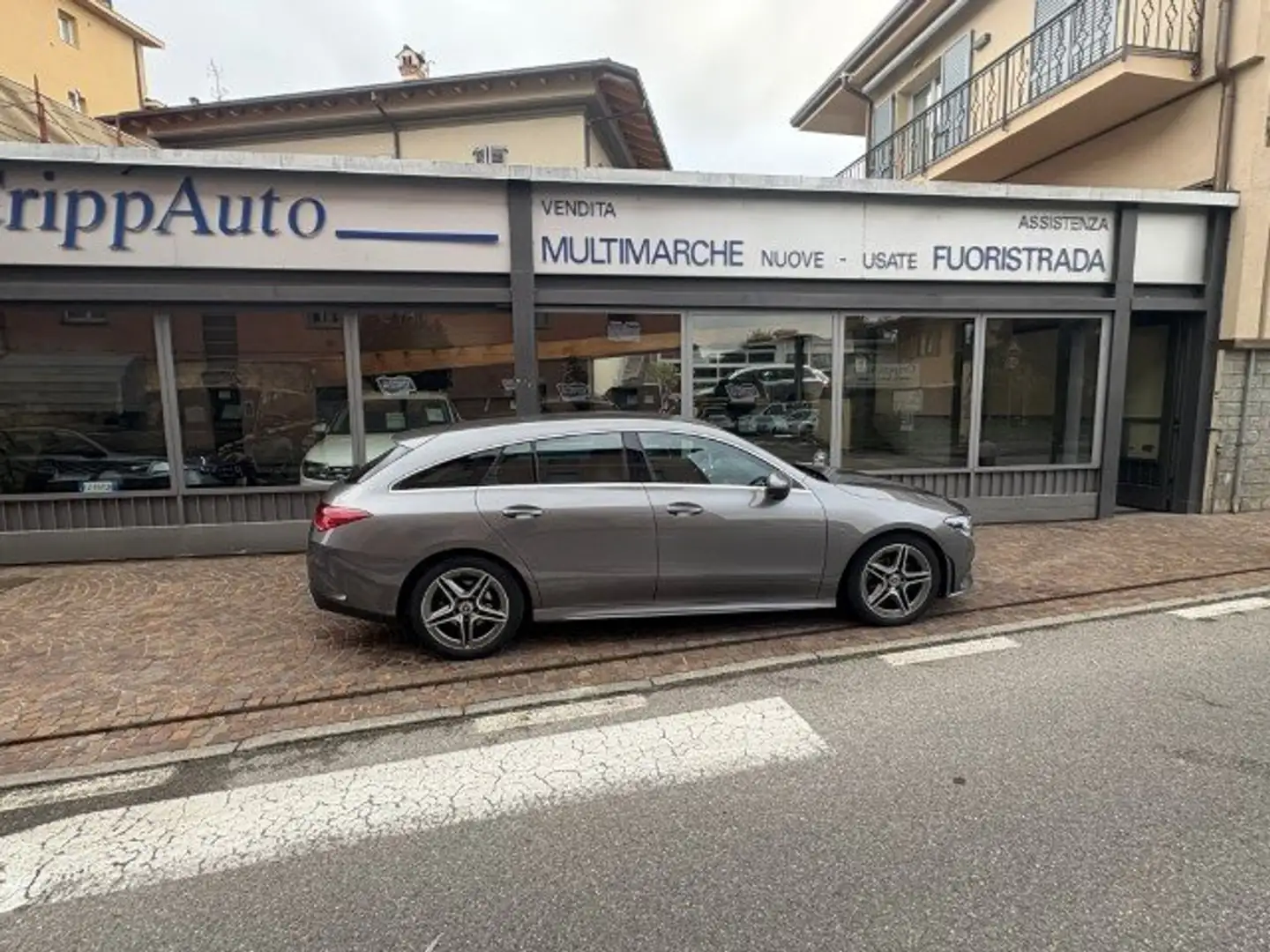 Mercedes-Benz CLA 180 Shooting Brake Premium Automatica Gris - 2