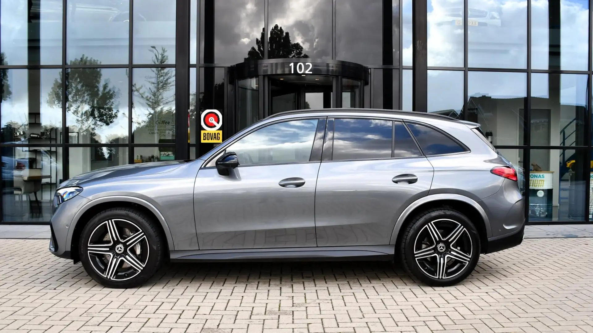 Mercedes-Benz GLC 300 300d 4MATIC AMG Line Panorama dak, Trekhaak Grijs - 2
