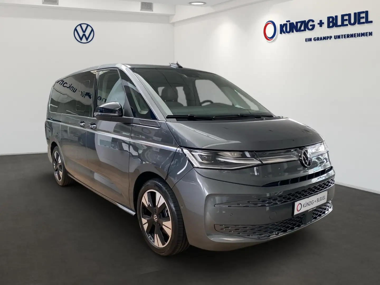 Volkswagen T7 Multivan 2,0 TDI LÜ DSG*Nav*AHK*Pano*StHz*IQ.Lig Серый - 2