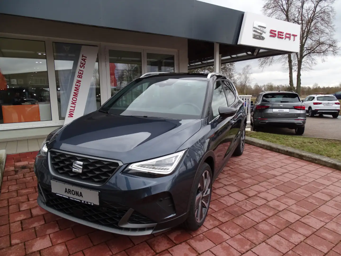 SEAT Arona Arona 1.0 TSI FR 110PS AHK Navi ACC Voll-LED Parkl Schwarz - 2