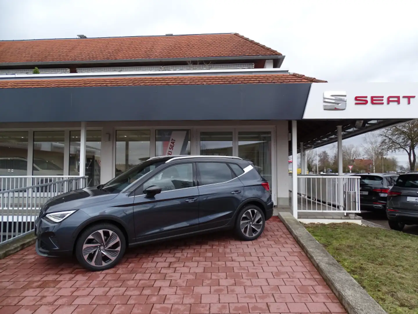 SEAT Arona Arona 1.0 TSI FR 110PS AHK Navi ACC Voll-LED Parkl Schwarz - 1