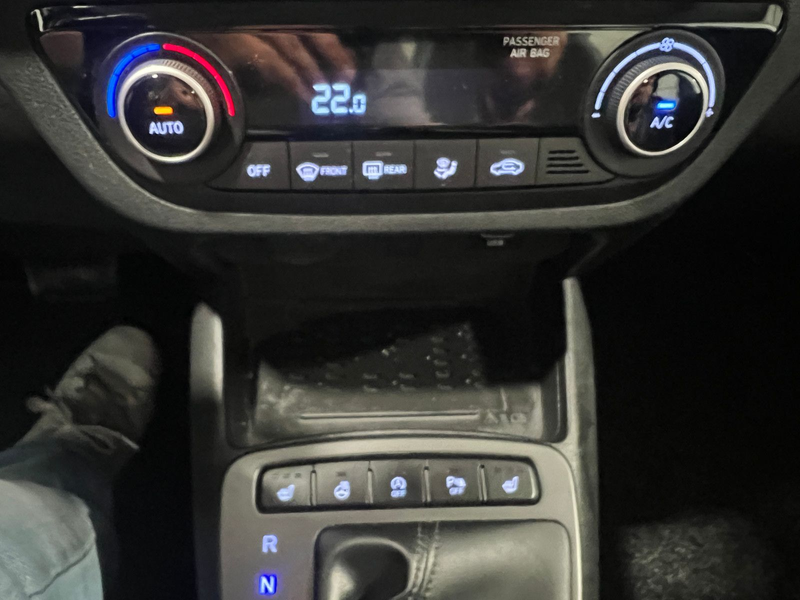 Hyundai i10 1.0 Automatik **Navi*Kamera*SHZ*PDC** — photo 12