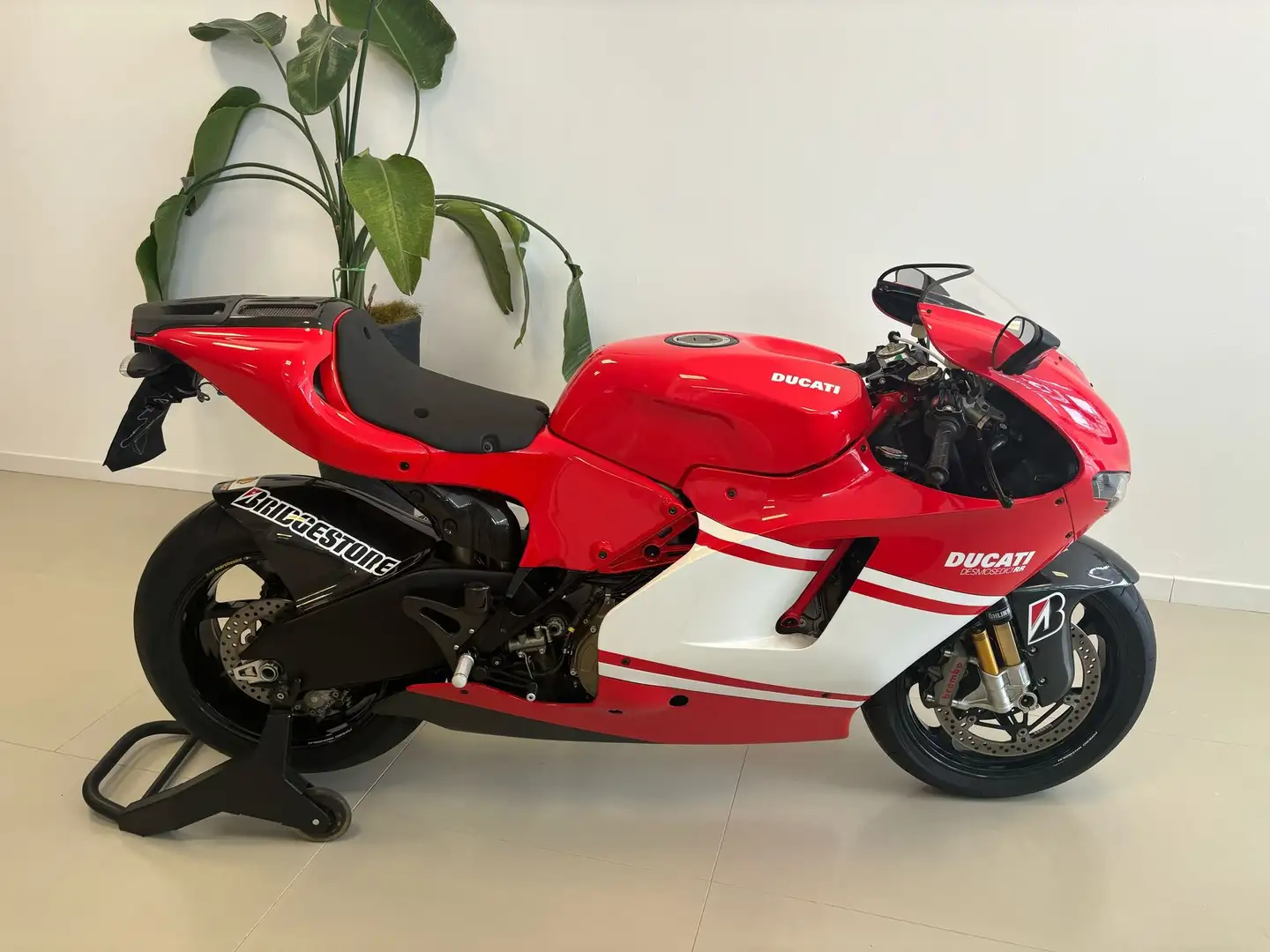 Ducati Desmosedici RR Esemplare n. 359/1500 Roşu - 2