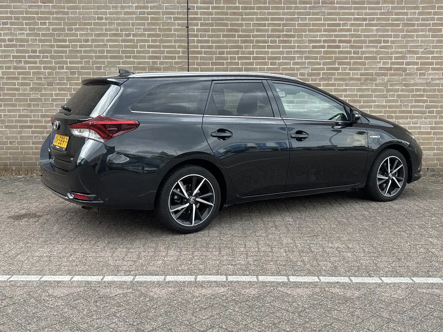 Toyota Auris Touring Sports 1.8 Hybrid Dynamic Ultimate | € 10. Zwart - 2