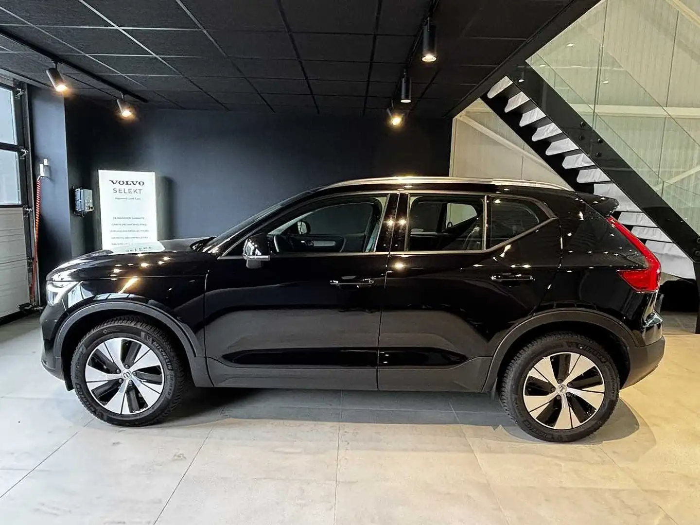 Volvo XC40 Core, T2 Automaat Micro hybrid, Benzine Zwart - 2