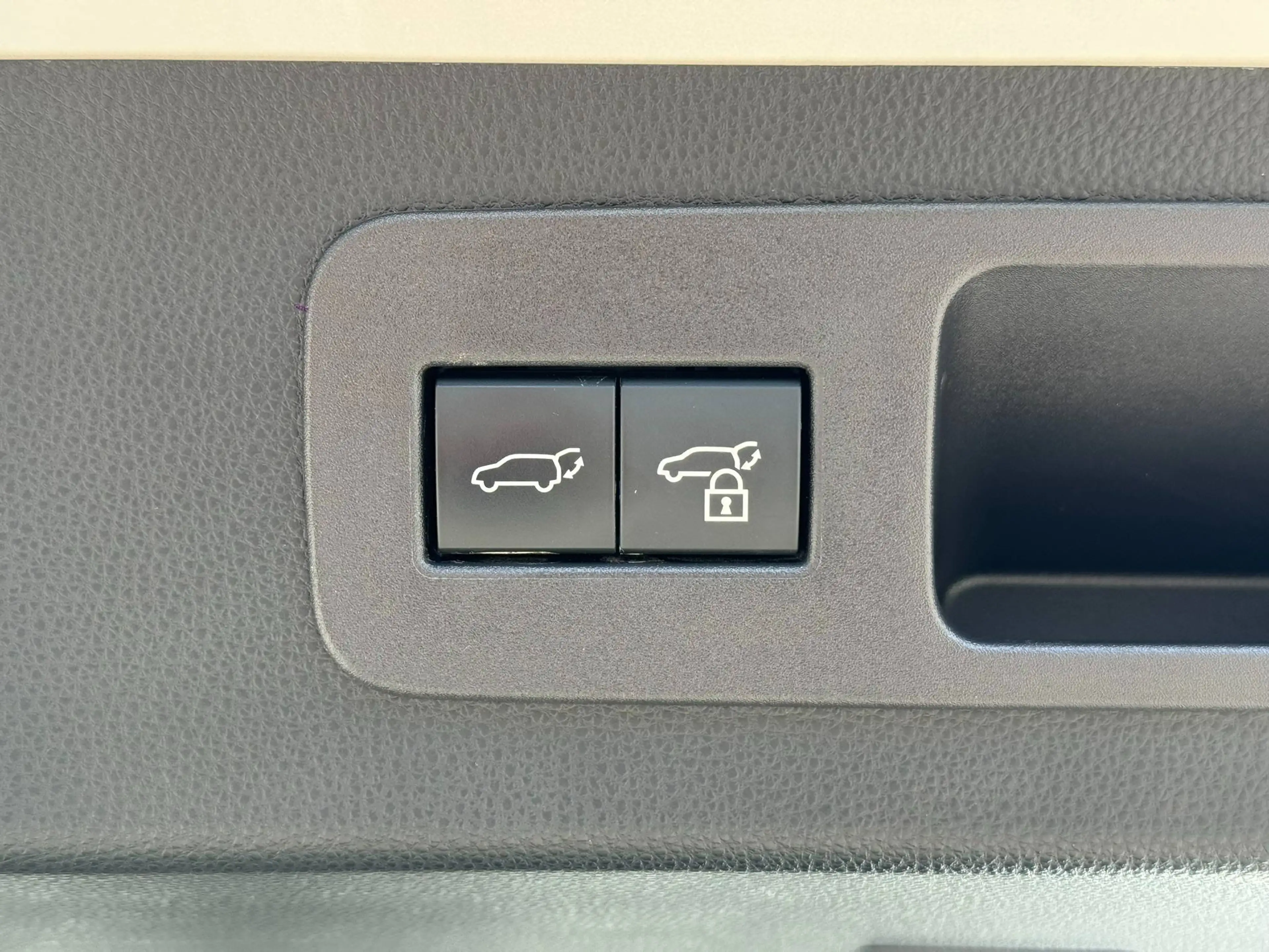 Lexus LX 600 3.5 V6 Twin Turbo/ 4WD/ 7 seats/ Almost Full-Option — photo 13