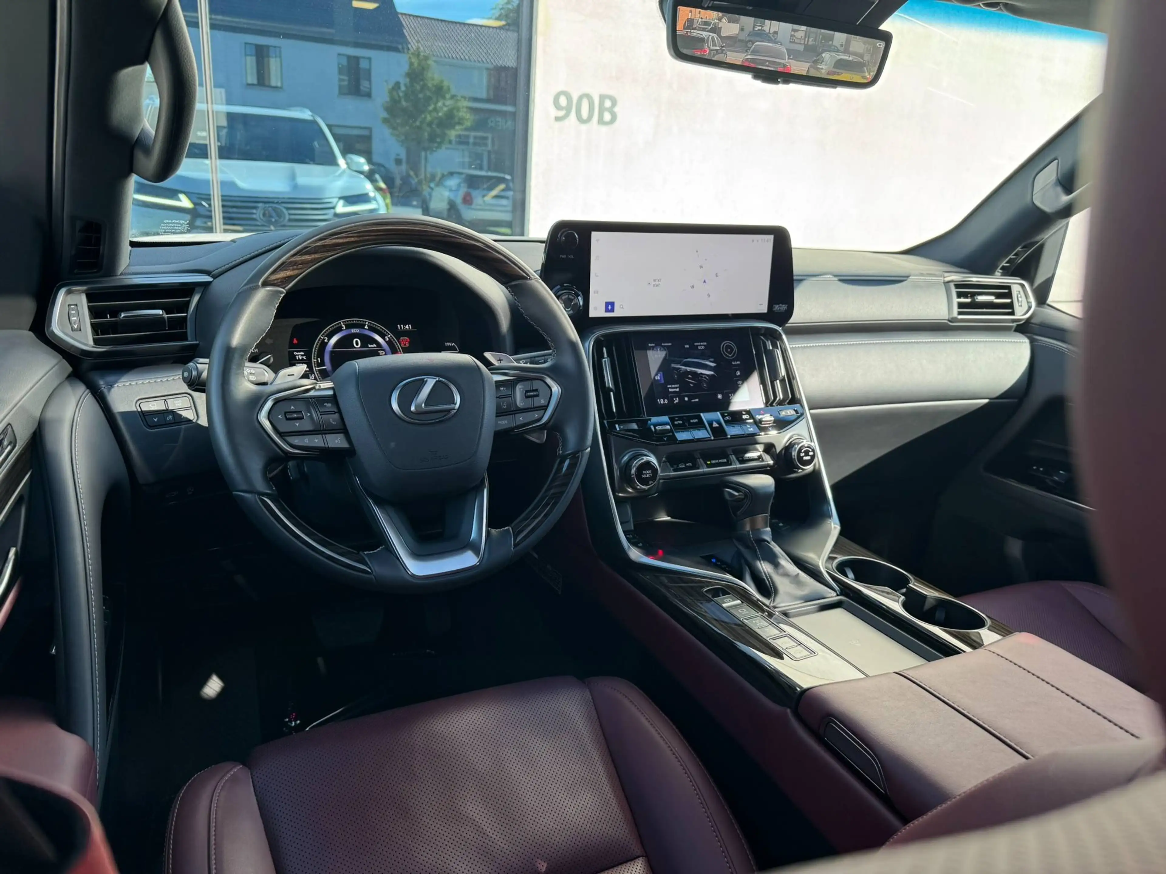Lexus LX 600 3.5 V6 Twin Turbo/ 4WD/ 7 seats/ Almost Full-Option — photo 9