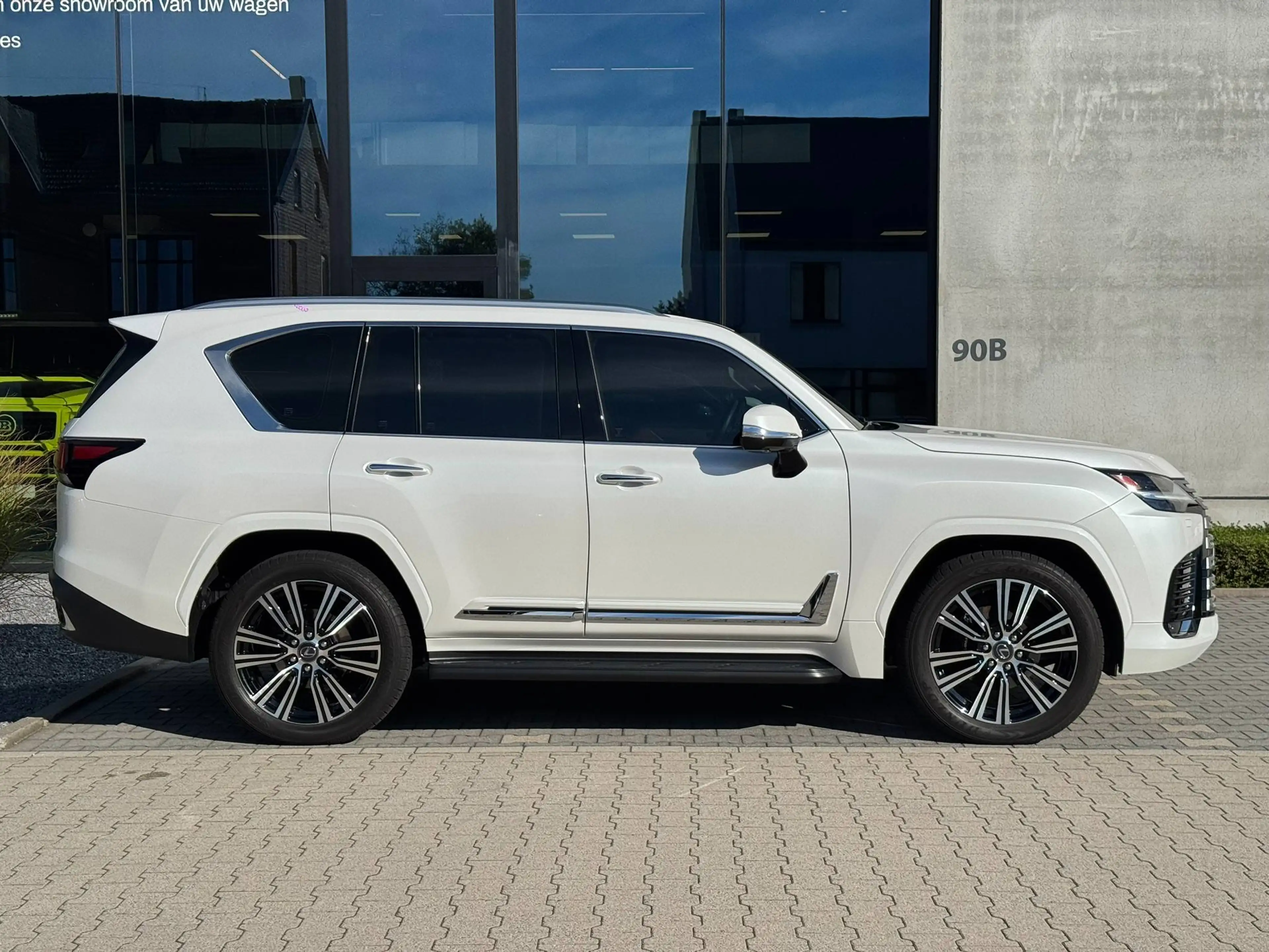 Lexus LX 600 3.5 V6 Twin Turbo/ 4WD/ 7 seats/ Almost Full-Option — photo 3