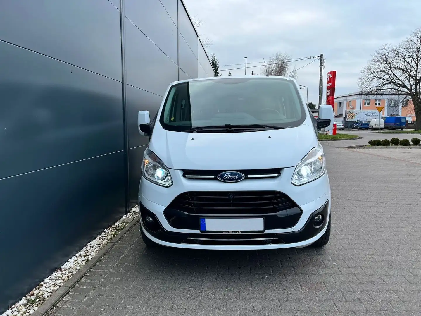 Ford Transit Custom 6Sitzer 290 L2 PDC Klima AHK Weiß - 2