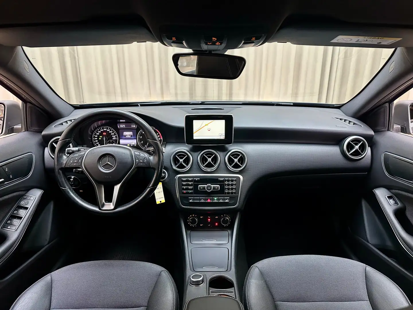 Mercedes-Benz A 180 *Org. NL!* Navigatie / Stoelverwarming / Cruise Co Grijs - 2