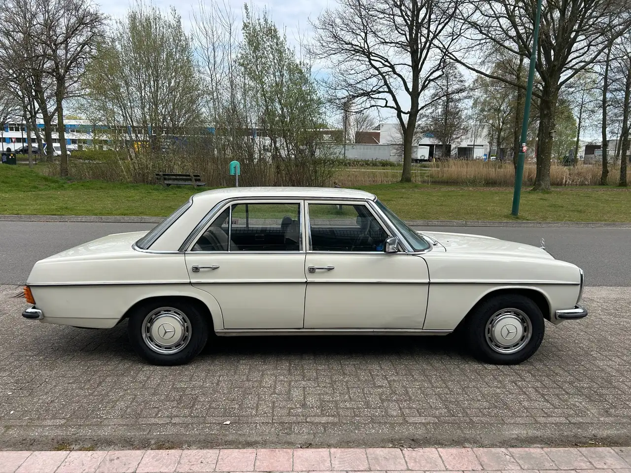 Mercedes-Benz 280 200-280 (W115) 200 LPG apk en wegenbelasting vrij, foto 3