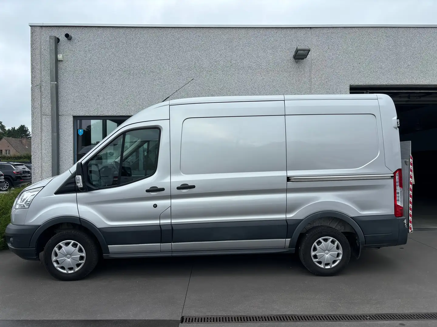 Ford Transit L2H2 3pl. 6 deuren Laadbrug CAM NAVI A/C Zilver - 1