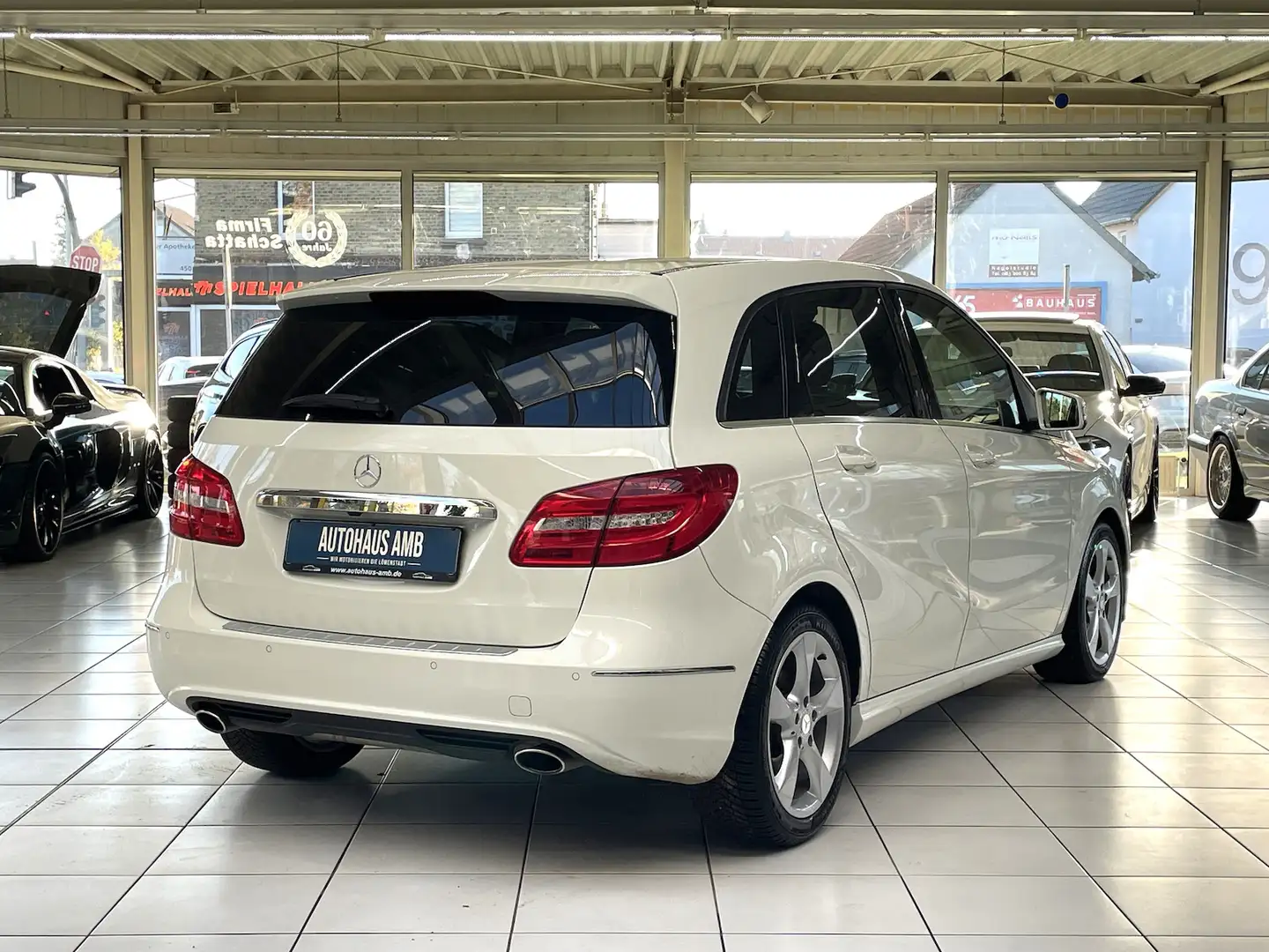 Mercedes-Benz B 180 CDI Navi Kamera Sitzh. AHK Bi-Xenon PDC Weiß - 2