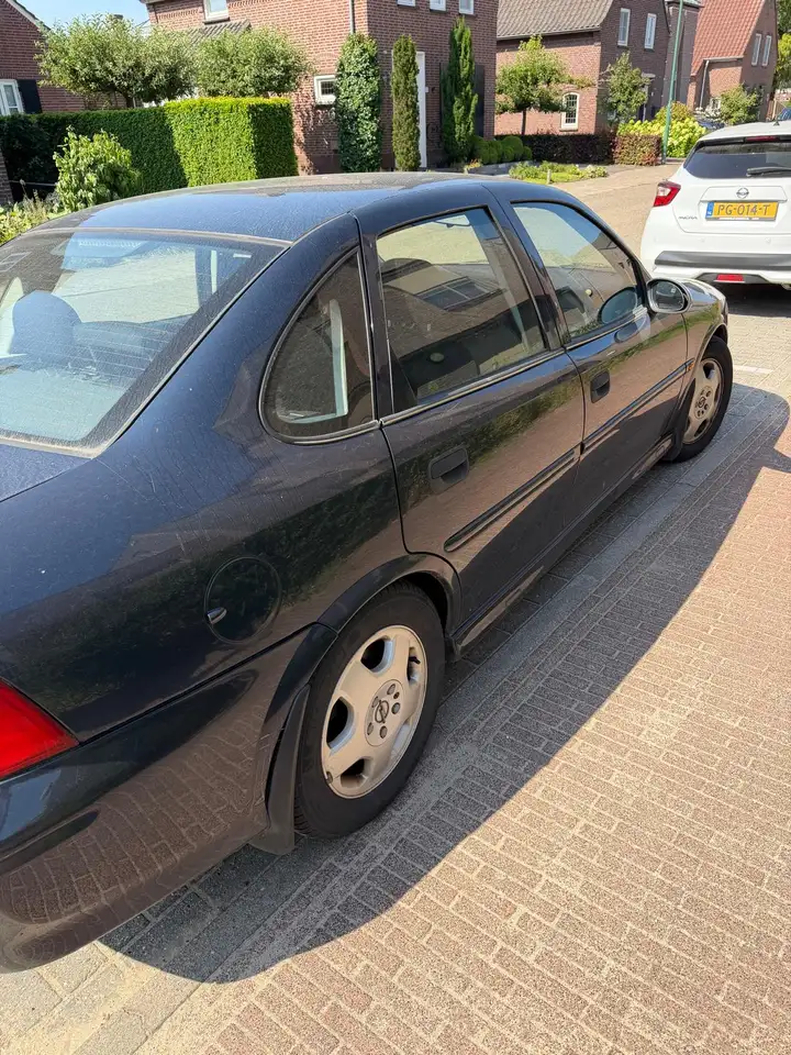 Opel Vectra 1.6-16V Business Edition, foto 2